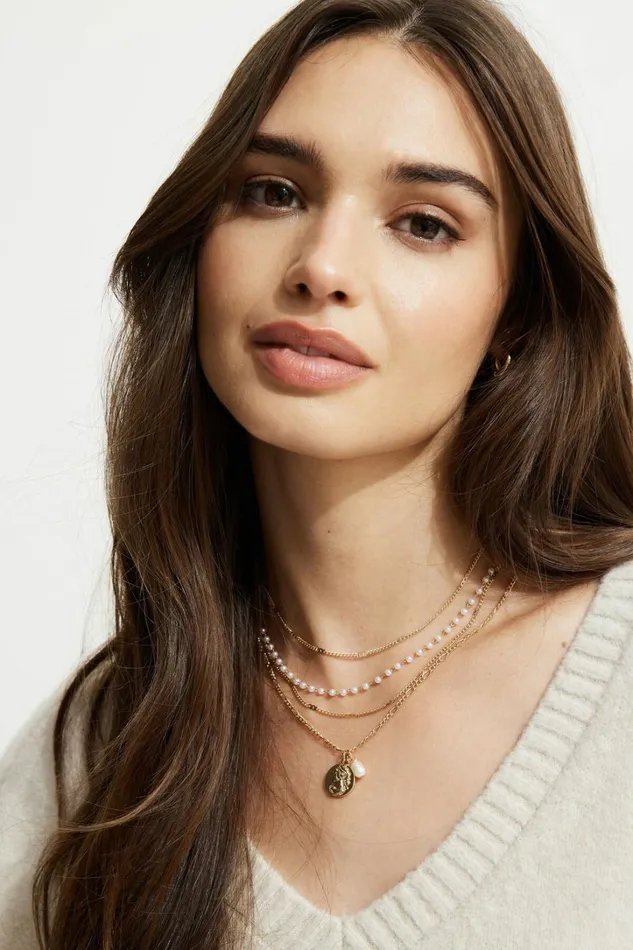 Dynamite Necklaces Women 4Pack Rosary and Medallion Necklaces White