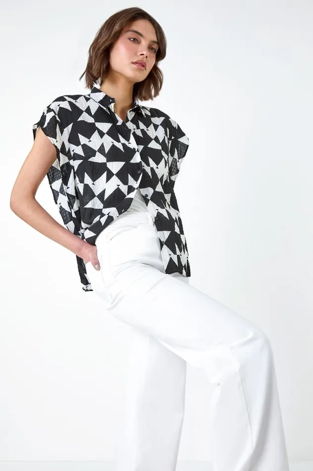 Women Black Geometric Print Crinkle Collared Blouse Roman Tops